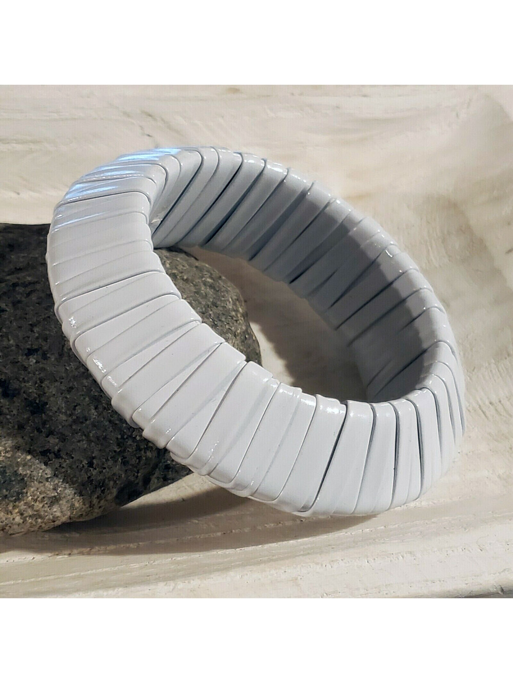 Slick White PU Vinyl Wrapped Chunky Retro Geometric Saucer Bangle Bracelet